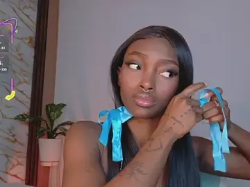 Stripchat Adult Webcam of ahvi_ebony