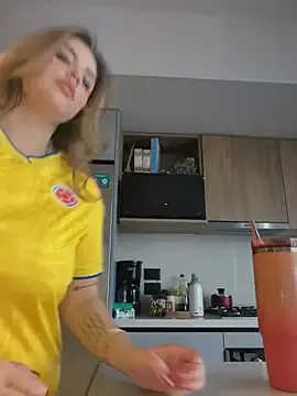 Stripchat Live Sex Cam of Alirawrz