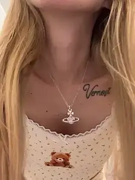 Stripchat Live Sex of kira_mia