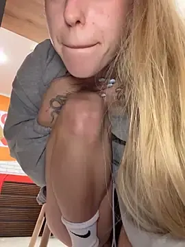 Stripchat Sex Chat of kira_mia