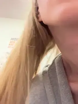 Stripchat Adult Webcam of kira_mia